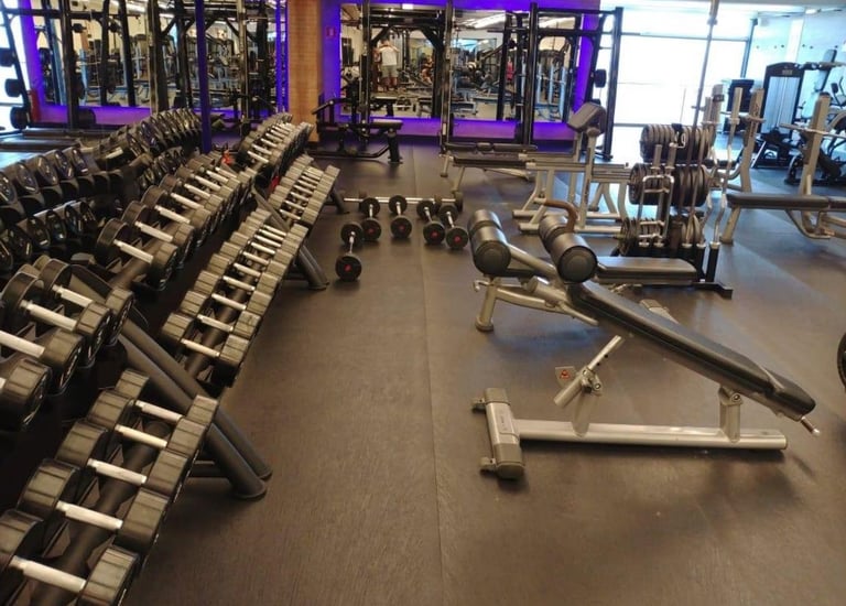 Piso de pvc em rolos sob medida cor preto para academia não precisa de cola alto impacto protege