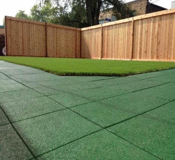 Piso em placas verde de borracha 50x50cm para playground parquinho jardim academia crossfit peso liv