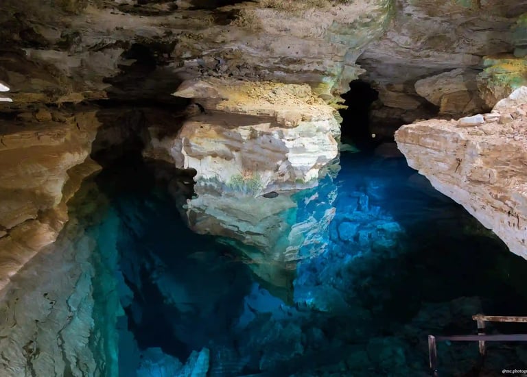 pedra e agua azul