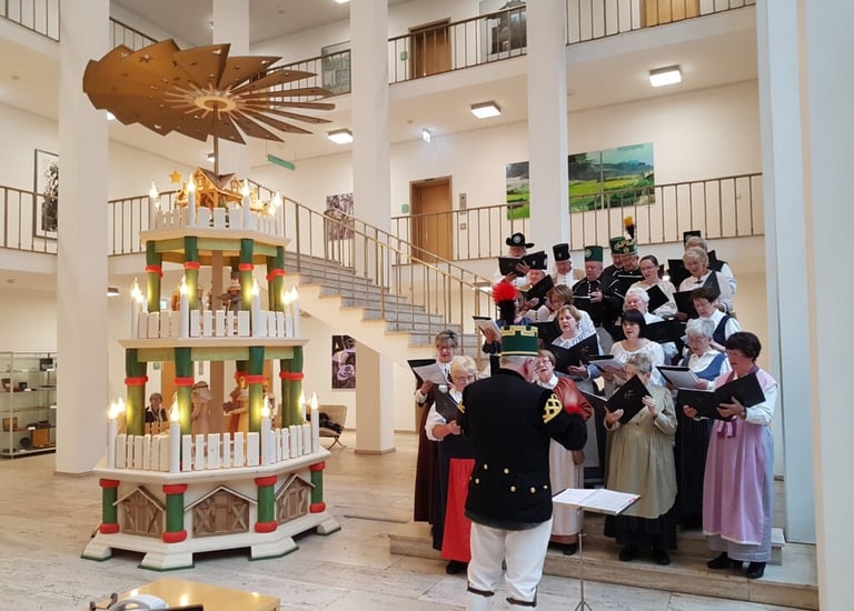 feierliches Anschieben „unserer“ erzgebirgischen Stufenpyramide im Landtag