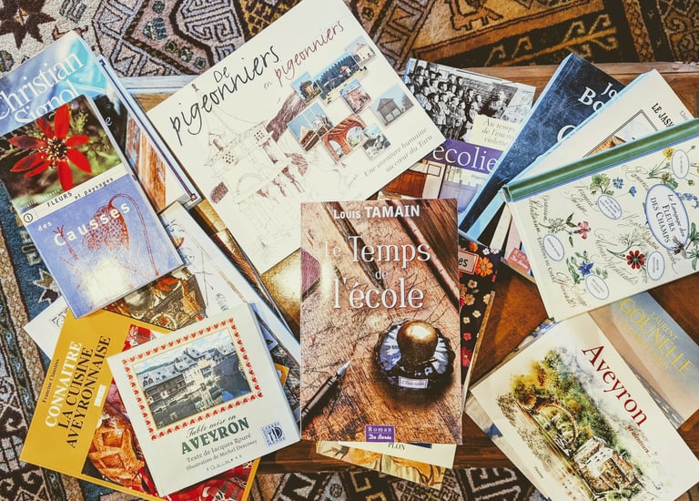 un tas de livres sur un tapis