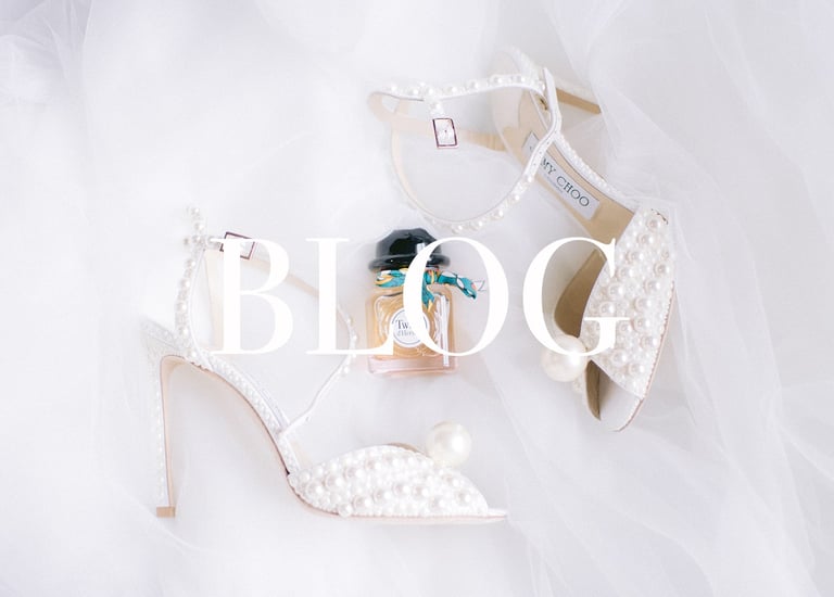 une paire de chaussures de mariage ornées de perles