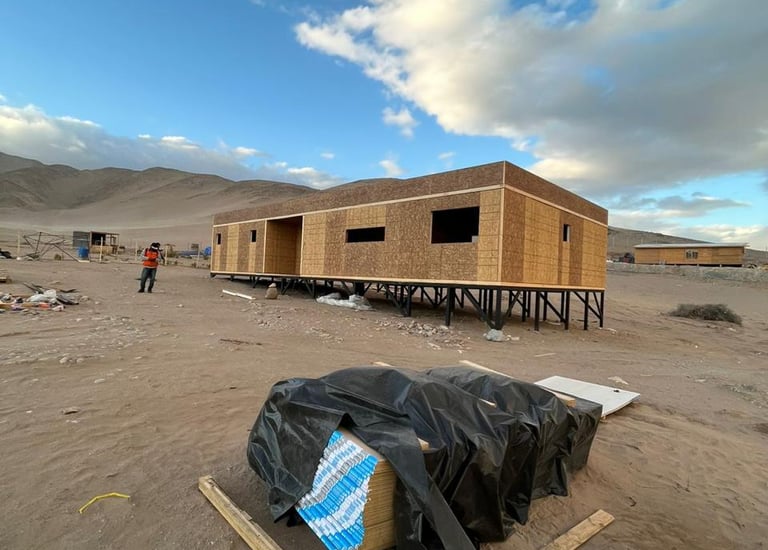 Vivienda en panel SIP construida por Vivanto en Coquimbo, montaje sobre pilotes para terreno árido d