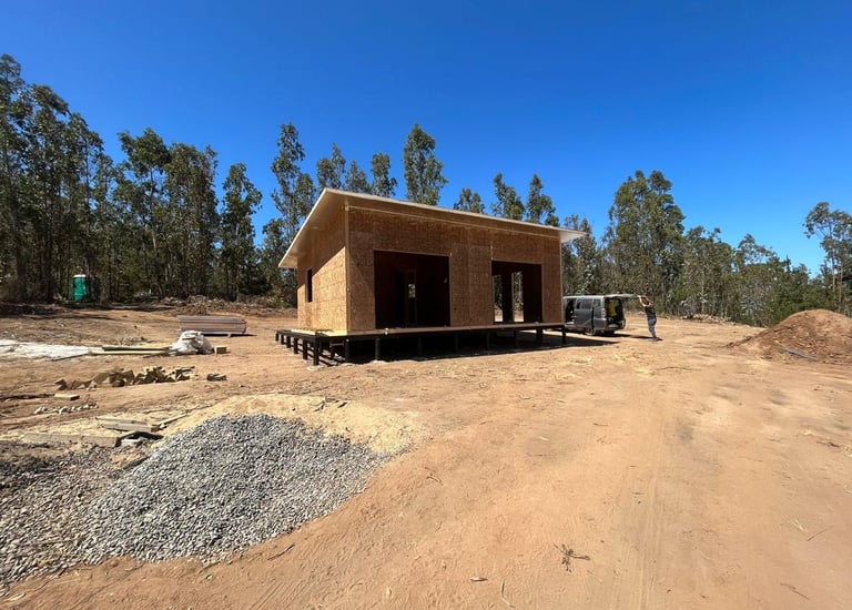 Construcción de vivienda en panel SIP en Pichilemu, montaje estructural sobre pilotes realizado por