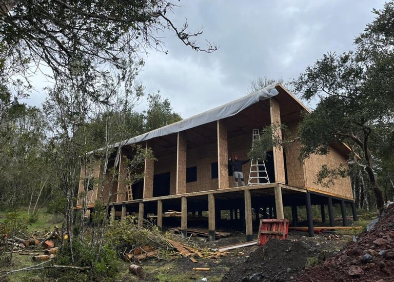 Montaje de vivienda en panel SIP en Villarrica, proyecto premium construido por Vivanto sobre fundac