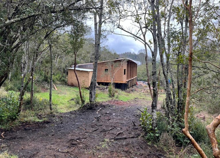 Construcción de vivienda en panel SIP en Villarrica, instalación de muros estructurales y cubierta r