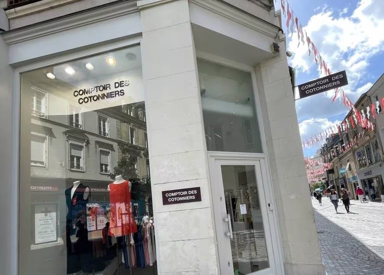 Façade d'une boutique nettoyer par Oxoclean sur une rue de Dole, avec grandes vitrines et enseignes