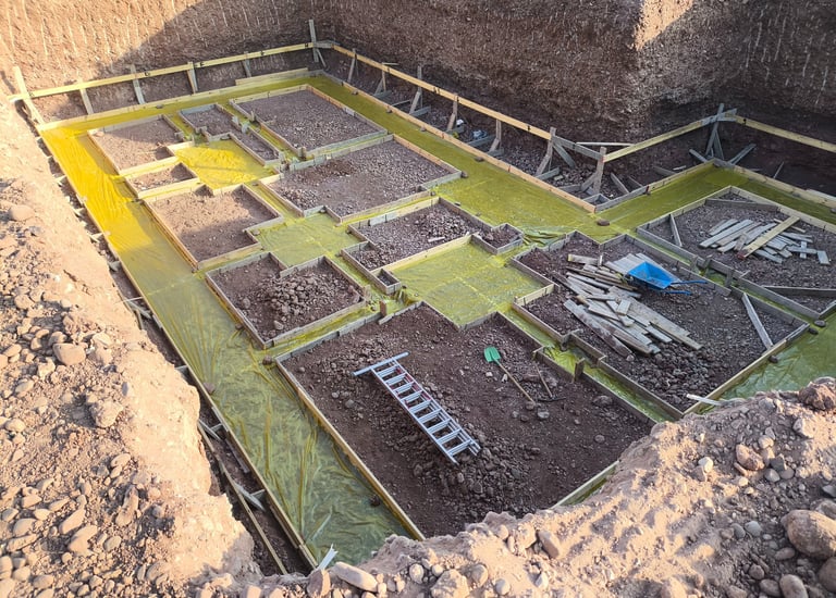 Terrassement au tractopelle pour les fondations d'une villa à Marrakech - préparation du sol