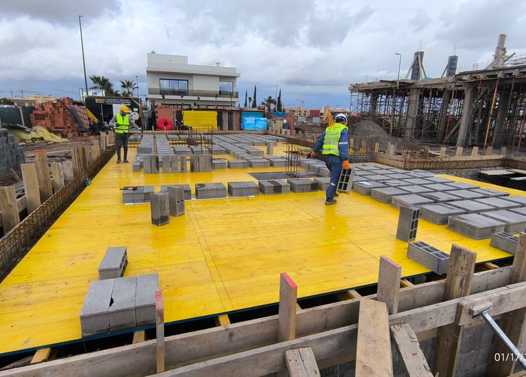 Livraison des poutrelles précontraintes pour dalle réticulée sur chantier villa Marrakech