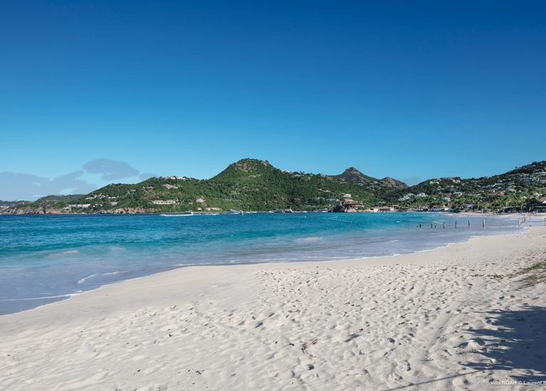 la plage de saint jean à st barths vue sur l'Eden Rock
