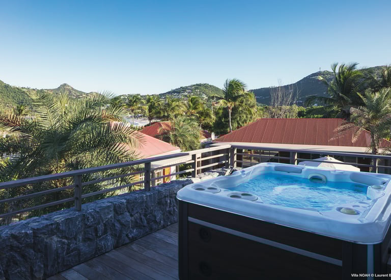 jacuzzi privé à la villa noah à st barths vue sur Eden Rock à St Jean