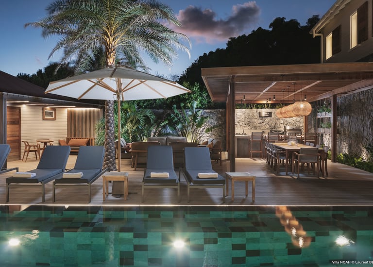 magnifique piscine avec transats et jardin tropical oasis à st barths st jean