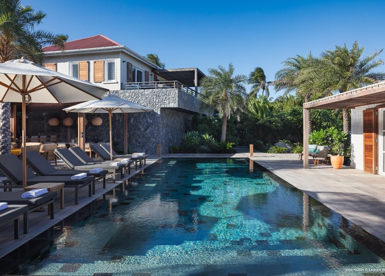 une grande piscine chauffée avec chaises longues et parasols à St Barth plage de st jean