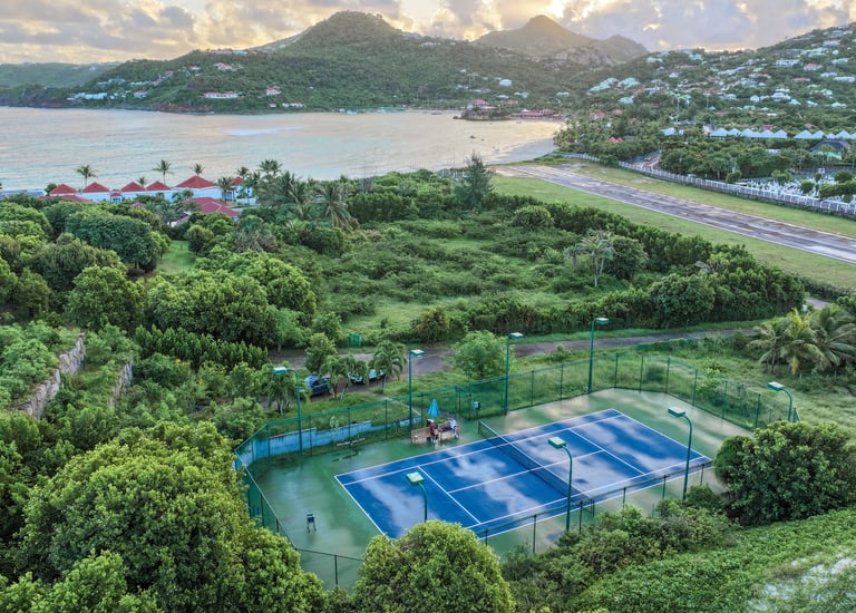 terrain de tennis privé à la villa noah située sur la plage de st jean à st barth