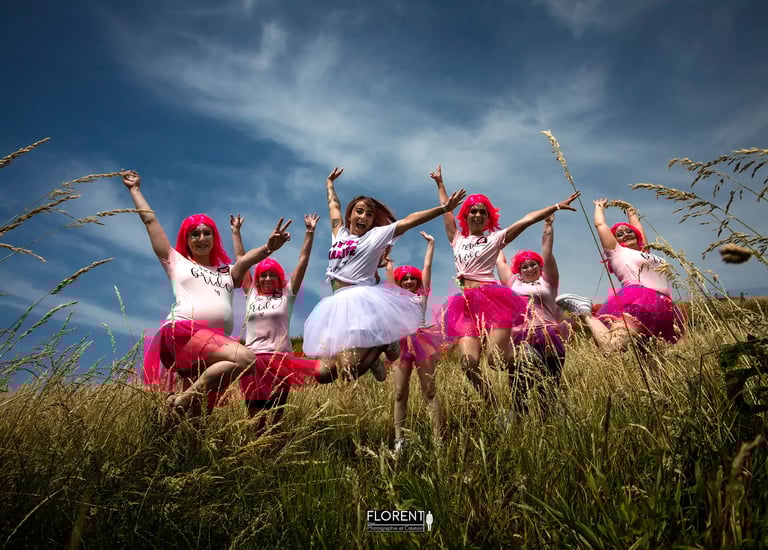 evjf un groupe de filles en robes roses et tutu roses florent studio saint omer lille le touquet