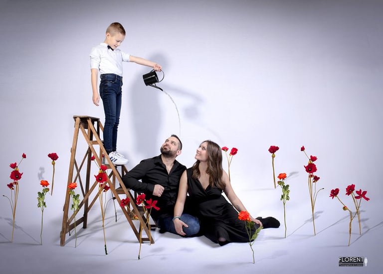 photo-studio-saint-omer-lumbres-jeune-garasson-arrose-ses-parents-dans-un-champ-de-fleurs-humour-florent-studio-lille-photogr