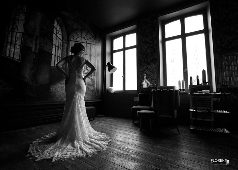 celebre weeding florent studio photographer mariee-dentelle-lueur-fenetres-et-miroir-noir-et-blanc-lille-cambrai-arras-calais