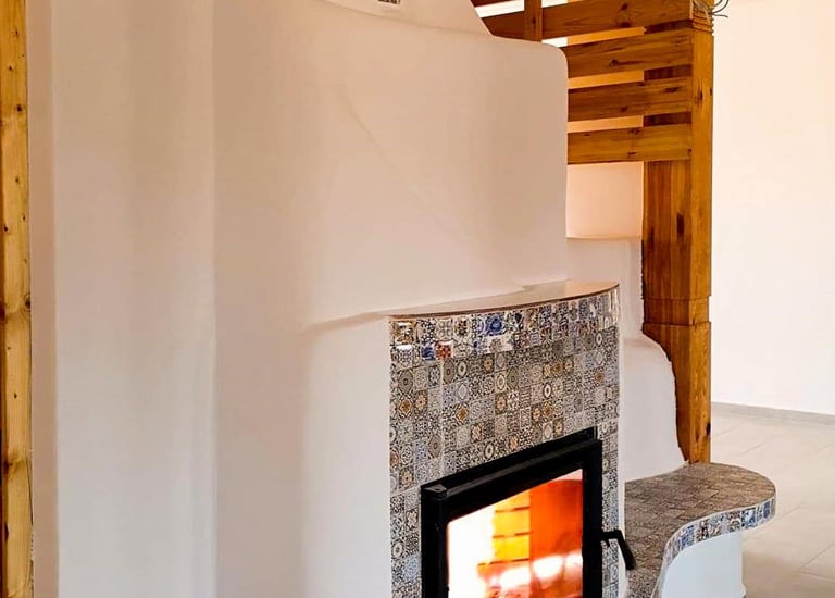 sobă personalizată, sobă albă, sobă pensiune, sobă design ondulat, sobă unică Delta Dunării cu materiale naturale.