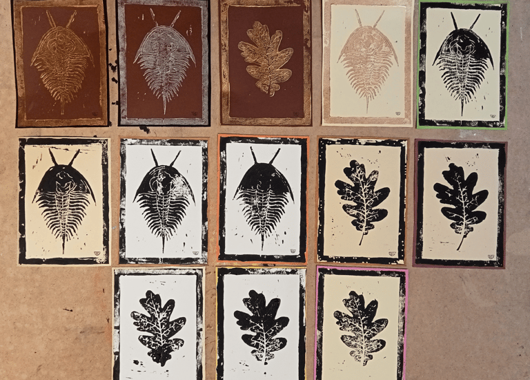 Hoja de Roble y Trilobites, grabados de linóleo en tamaño carta en diferentes colores y cartulinas.