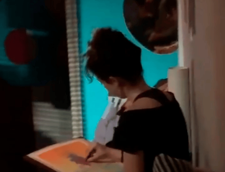 Foto de IDHG pintando en directo en el recital de Clara Carusa en el Aleatorio.