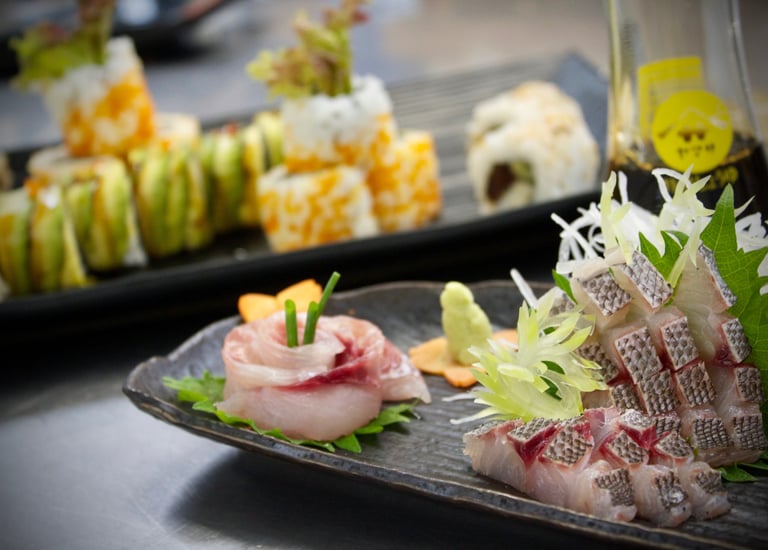 des assiettes de sushi