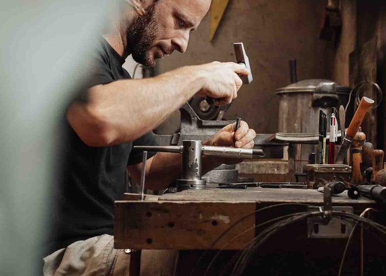 Artisan sans son atelier à Larressore