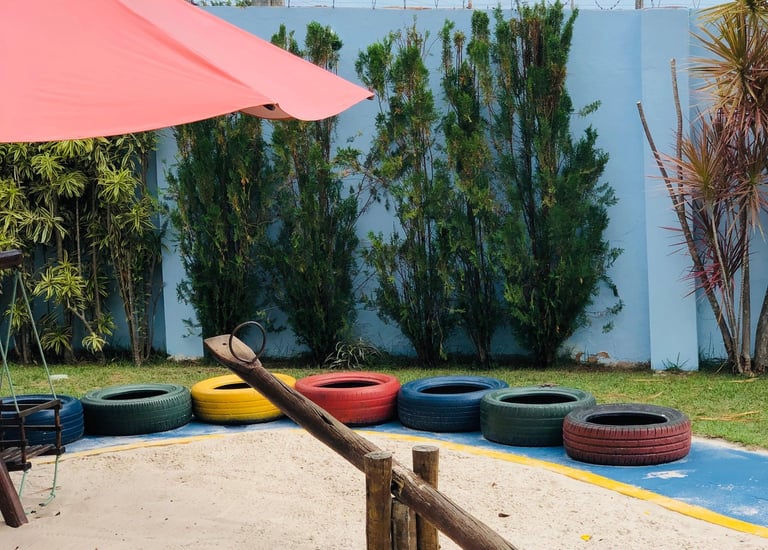 Parquinho INfantil com tanque de areia para crianças e com gangorra