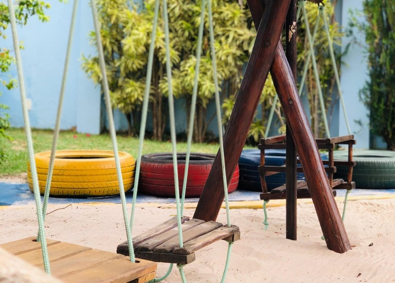 PArquinho INfantil com balanço e pneus 