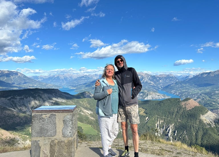 Pierre et Sylvie, vos hôtes pour votre séjour en pleine nature.