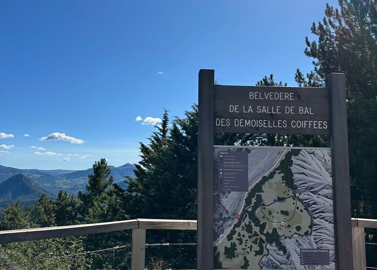 Les Demoiselles coiffées de Théus.