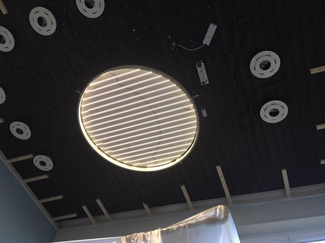 Vorher - Zahnarztpraxis - Spanndecke mit Lichtmodule und eigenem Motiv
