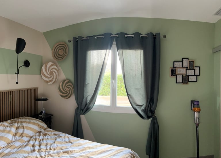 Chambre verte avec formes géométriques