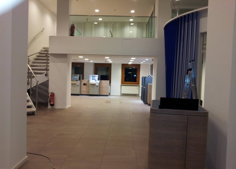 Hochwertige Innenausbau-Lösungen für Banken und Finanzinstitute.