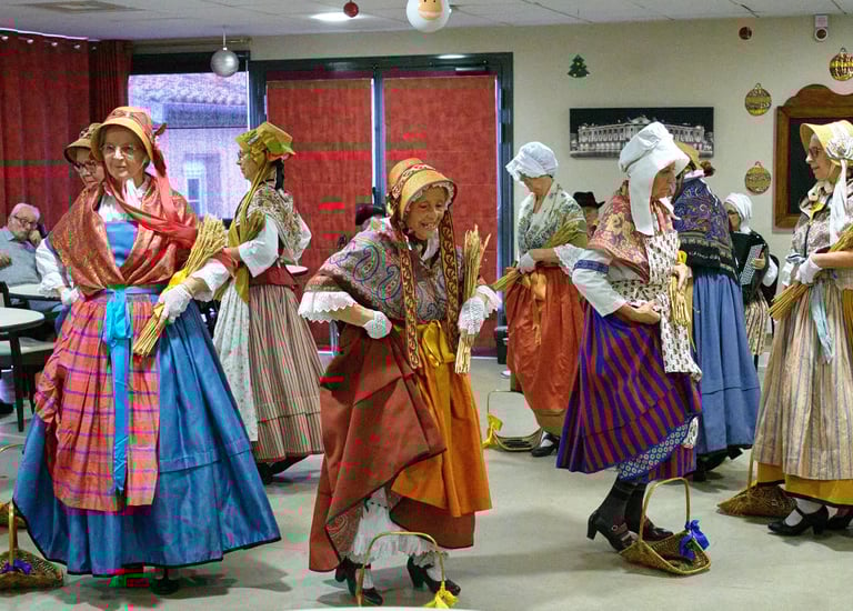 Sortie de la Bourrée de l'Aubrac à l'EHPAD de Brugueres (31)