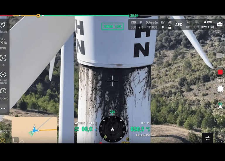 Dron controlando estructuras e infrasestructuras con camara de video