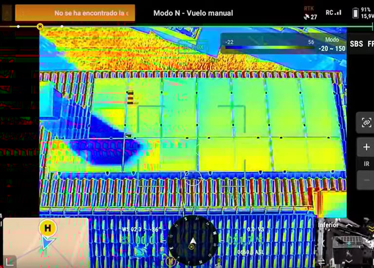 dron informando sombras en las placas solares con vision termica