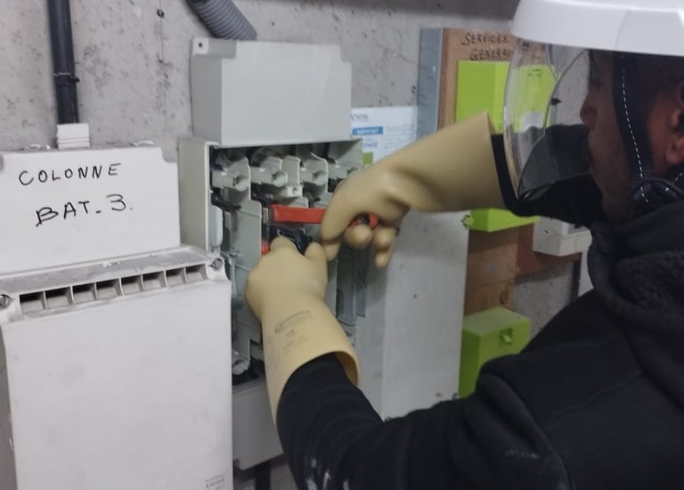 Technicien intervient dans une colonne EDF