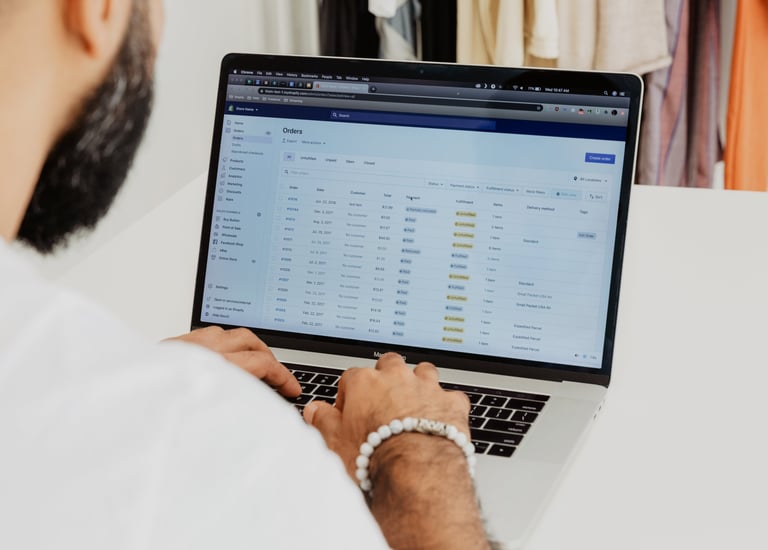 Persona che lavora al computer su progamma gestionale ERP