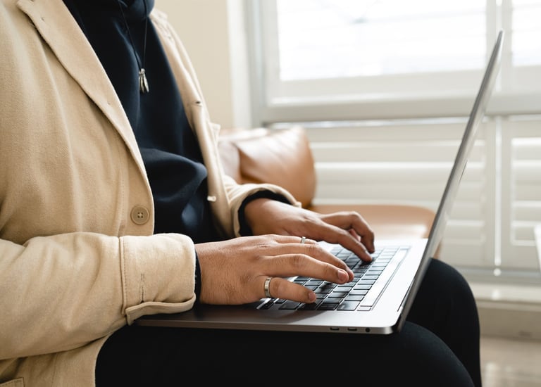 persona che lavora al computer mentre riceve supporto tecnico