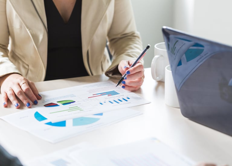 persona che valuta grafici creati con la Business Intelligence