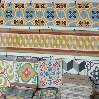 Ladrilhos hidráulicos decorativos, comumente usados para revestir pisos e paredes devido ao seu charme atemporal e designs