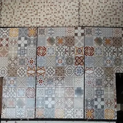 ladrilhos hidráulicos decorativos, comumente usados para revestir pisos e paredes devido ao seu charme atemporal e designs