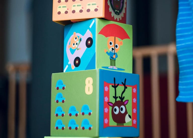 Niño jugando con bloques 