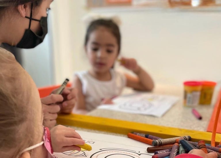 Docente explicando con Paciencia a una niña