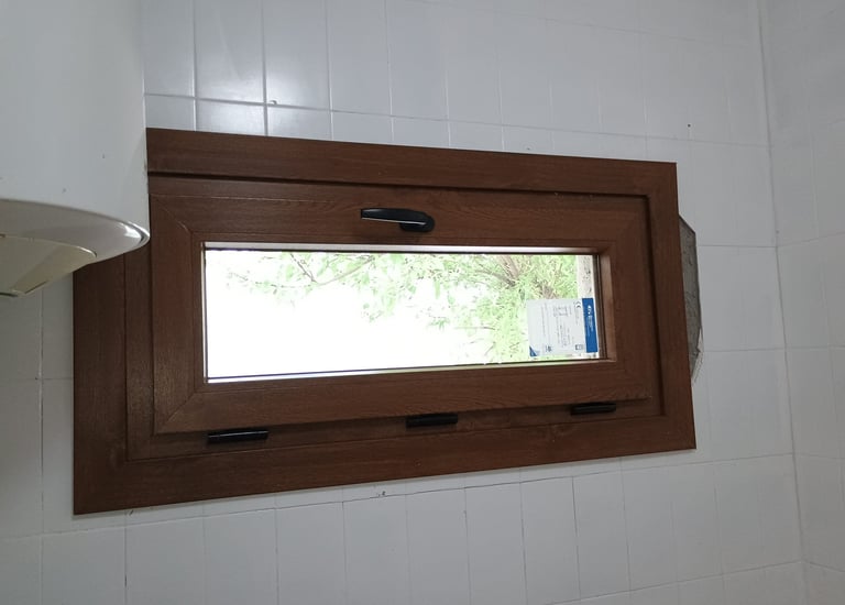 Reforma Integral de Casa de Campo con Carpintería PVC Efecto Madera 