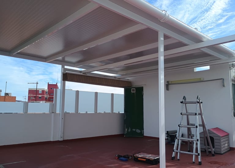 Instalación de Pérgola de Aluminio en Terraza Residencial 