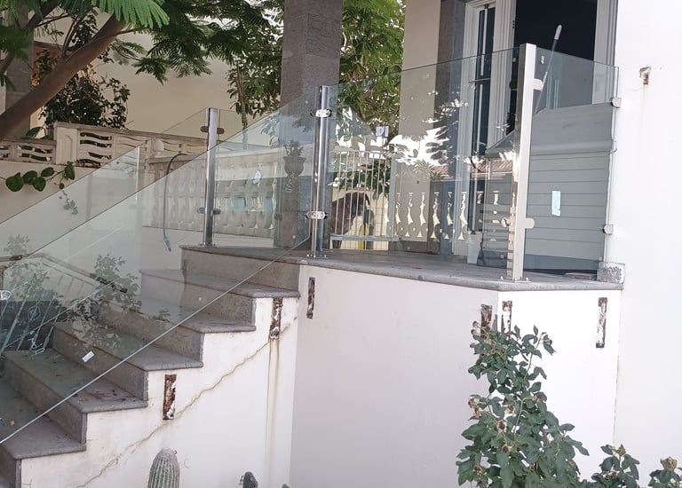 Instalación de Barandillas de Cristal y Acero Inoxidable 