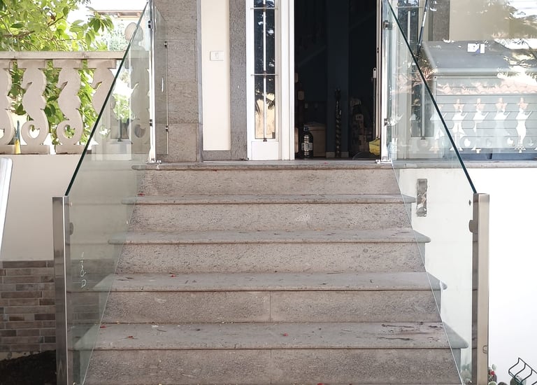 Instalación de Barandillas de Cristal y Acero Inoxidable 