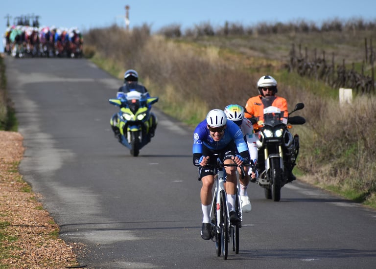 L'échappée avec le peloton aux trousses lors de la 4ème étape de l'étoile de bessèges 2026 