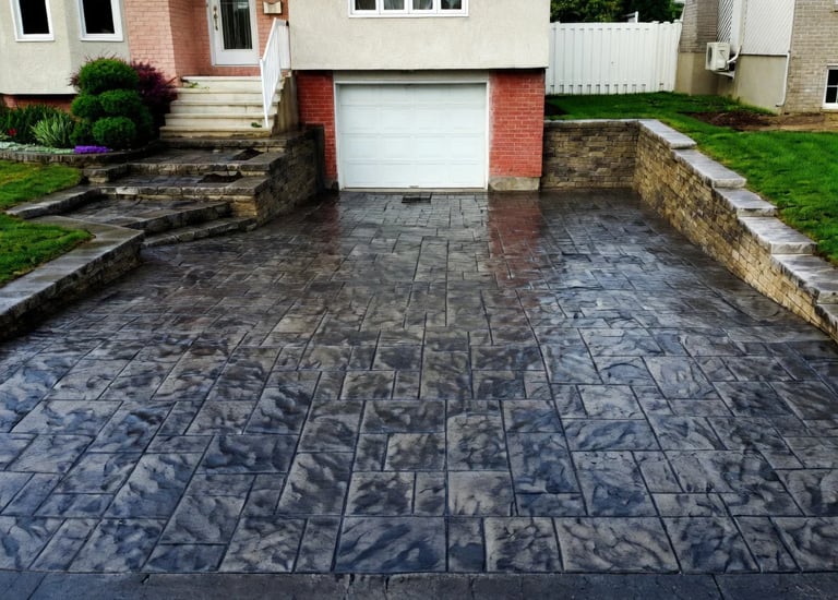 Entrée de dalles imbriquées avec murs de retenue et escaliers par M2 Paysage